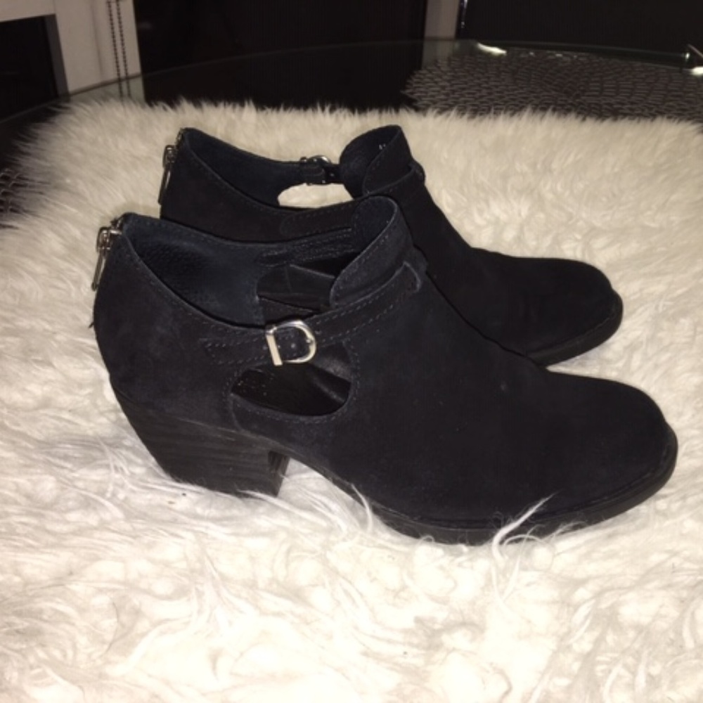 Born black suede booties 8.5M but fit like 9M